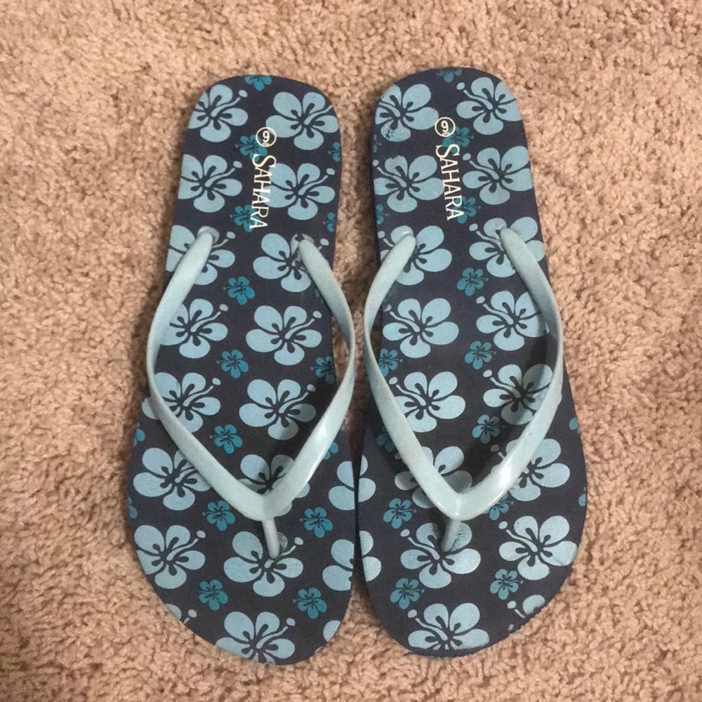 blue floral hawaiian flip flops